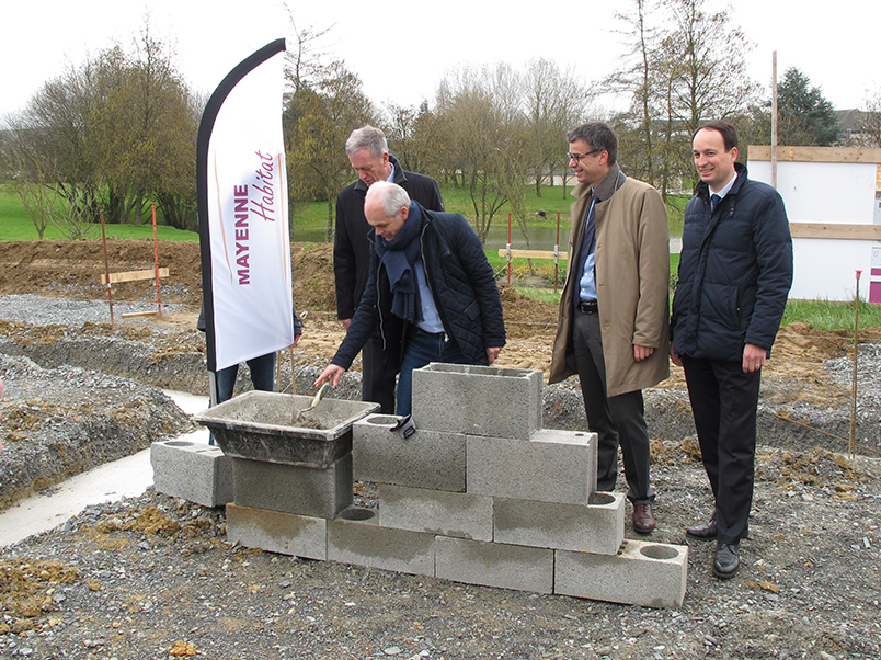 01 - Pose 1ere pierre des logements Mayenne Habitat à St Berthevin - 9 mars 2017