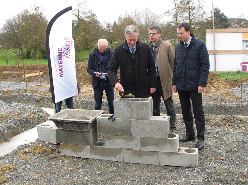 03 - Pose 1ere pierre des logements Mayenne Habitat à St Berthevin - 9 mars 2017