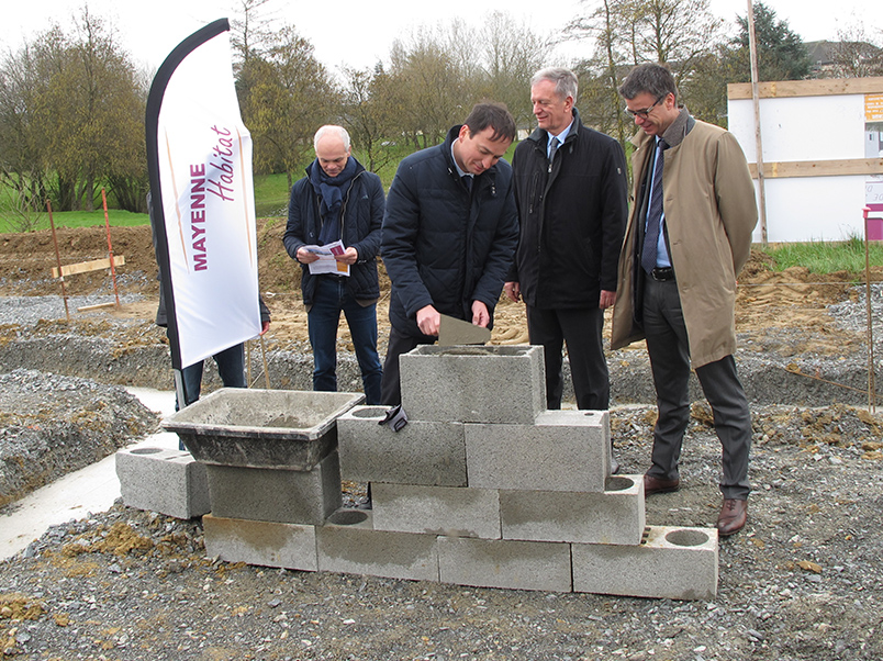 04 - Pose 1ere pierre des logements Mayenne Habitat à St Berthevin - 9 mars 2017